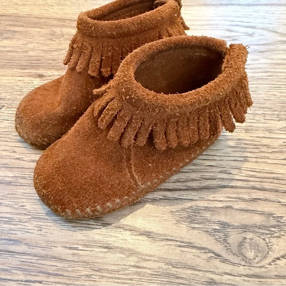 Minnetonka Toddler Fringe Boots 4 EUC